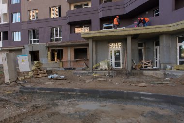 Yol yapımı, avlu alanı. İnşaat alanı. Apartman üretimi, sosyal konutlar.