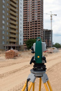 Belirli bir seviyede işaretleme. Yol tasarımı, avlu alanı. İnşaat alanı. Apartman üretimi, sosyal konutlar.
