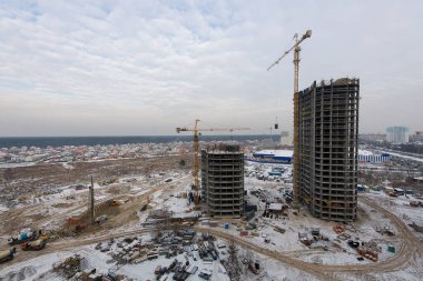 Kış, inşaat alanı, sosyal konut üretimi.