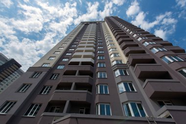 Yeni daireler. İnşaat alanı. Dairelerin üretimi, sosyal konutlar.