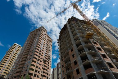 Yeni daireler. İnşaat alanı. Dairelerin üretimi, sosyal konutlar.