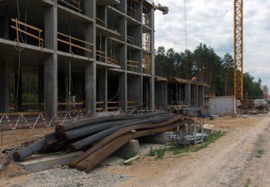 Demir deposu. İnşaat alanı. Dairelerin üretimi, sosyal konutlar.