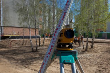 Belirli bir seviyede işaretleme. Yol tasarımı, avlu alanı. İnşaat alanı. Apartman üretimi, sosyal konutlar.