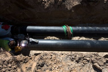 Boru hatlarının döşenmesi, iletişim. İnşaat alanı. Dairelerin üretimi, sosyal konutlar.