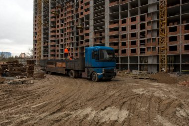 Tuğlaları boşaltıyorum. Dairelerin üretimi, sosyal konutlar.