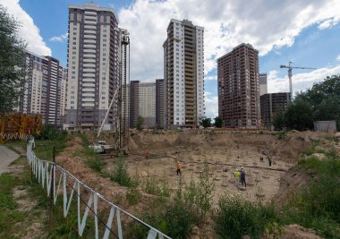 İnşaat alanındaki evin temelinin atılması