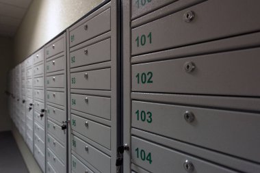 Koridor, dış kapılar, posta kutuları. İnşaat alanı. Apartman üretimi, sosyal konutlar.