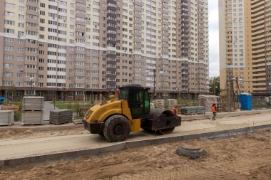 Yolu döşemek, avlu alanı. İnşaat alanı. Apartman üretimi, sosyal konutlar.