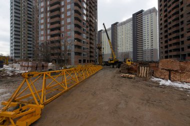 İnşaat alanına bir vinç kurulumu