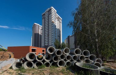Kanalizasyon boruları. İnşaat aşaması. Enerji tasarrufu. Dairelerin üretimi, sosyal konutlar.