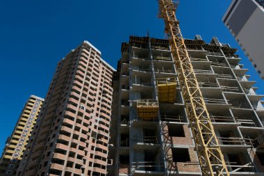 Yeni daireler. İnşaat alanı. Dairelerin üretimi, sosyal konutlar.