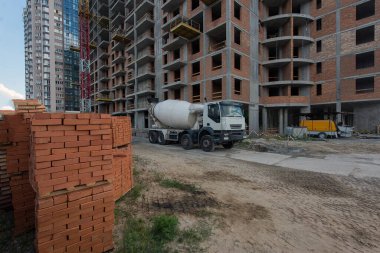 Karıştırıcı, beton karıştırıcı. Dairelerin üretimi, sosyal konutlar.