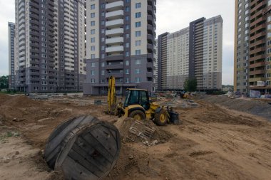 Yol yapımı, avlu alanı. İnşaat alanı. Apartman üretimi, sosyal konutlar.