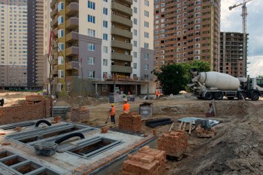 Yol yapımı, avlu alanı. İnşaat alanı. Apartman üretimi, sosyal konutlar.