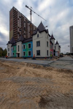 Yolu döşemek, avlu alanı. İnşaat alanı. Apartman üretimi, sosyal konutlar.