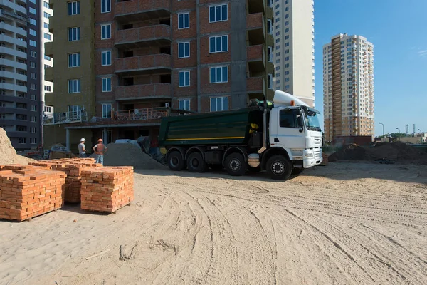 Dump Truck Een Bouwplaats Productie Van Appartementen Sociale Woningen — Stockfoto