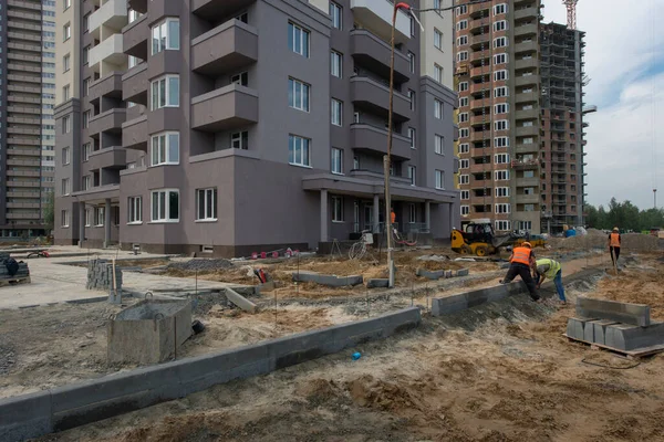 Yol yapımı, avlu alanı. İnşaat alanı. Apartman üretimi, sosyal konutlar.