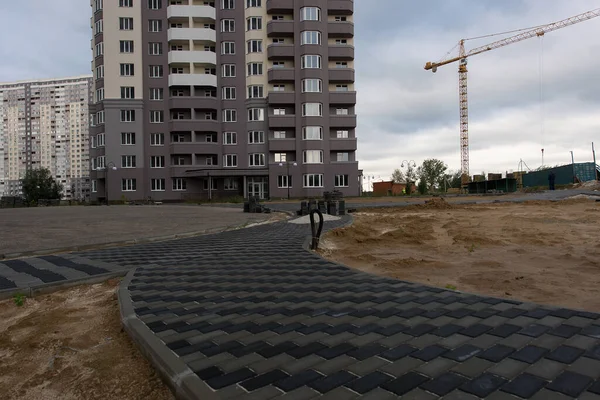 Een Metselaar Legt Plavuizen Bouwplaats Productie Van Appartementen Sociale Woningen — Stockfoto