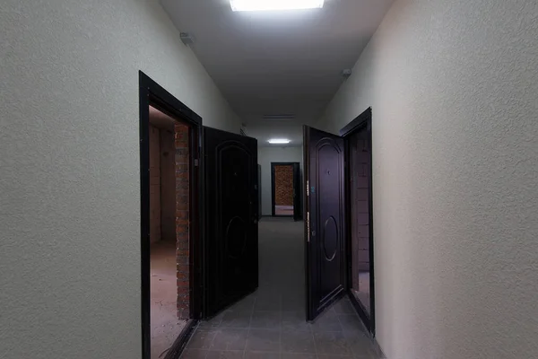 走廊外面的门建筑工地公寓 社会住房的生产 — 图库照片