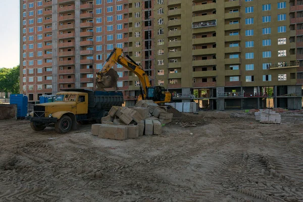 Kidobott Teherautó Egy Építkezésen Lakástermelés Szociális Lakhatás — Stock Fotó