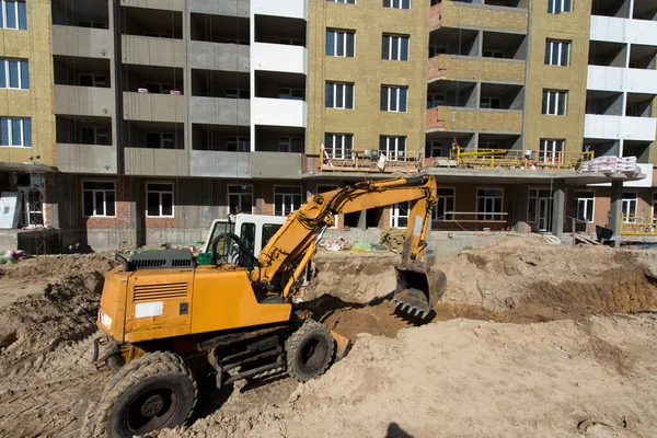 Excavadora Cava Una Zanja Lugar Construcción Producción Apartamentos Viviendas Sociales — Foto de Stock