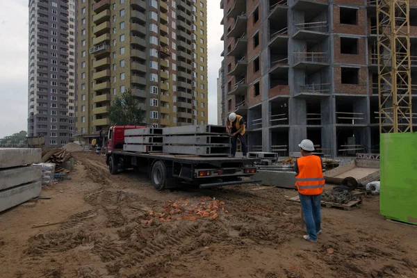 Het Lossen Van Betonnen Blokken Onderdelen Energiebesparing Productie Van Appartementen — Stockfoto