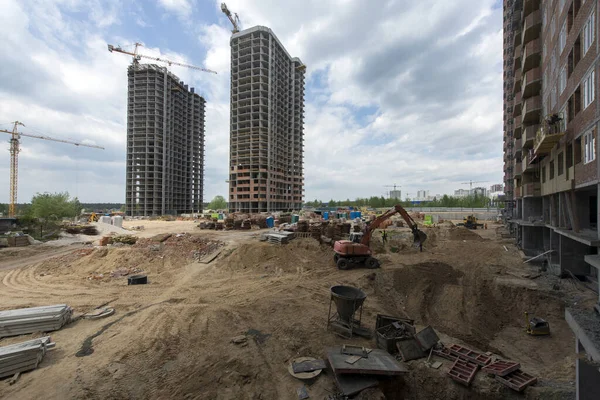 Yol yapımı, avlu alanı. İnşaat alanı. Apartman üretimi, sosyal konutlar.