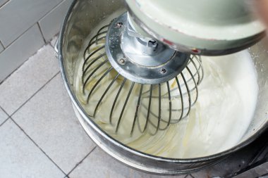 bir çiftlikte beyaz tavuk