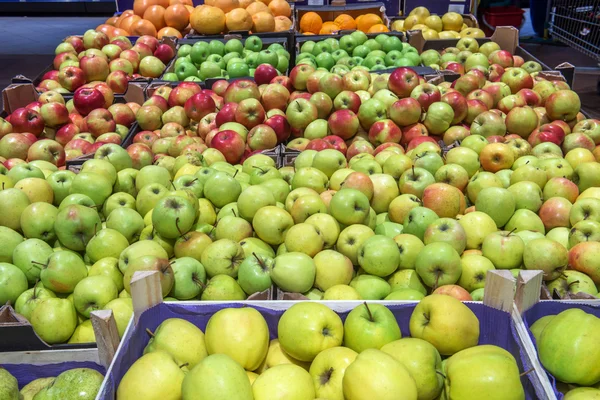 Varietà di mele al supermercato — Foto Stock