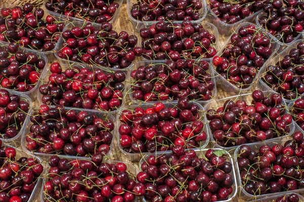 Cerezas maduras en la tienda — Foto de Stock