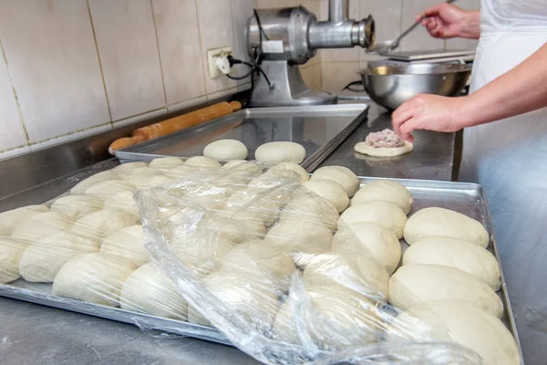 Preparing buns with meat — Stock Photo, Image