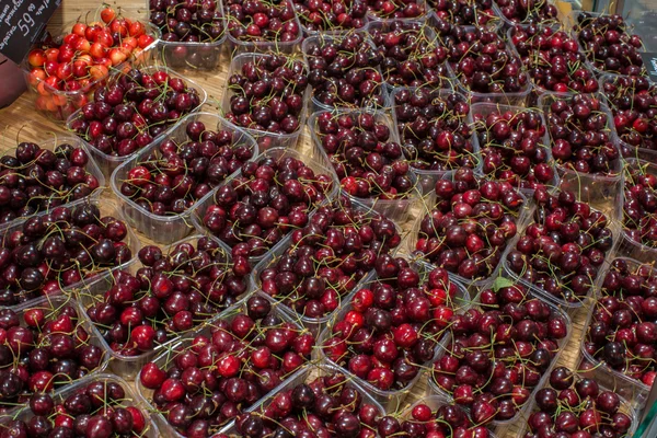 Zralé třešně v úložišti — Stock fotografie