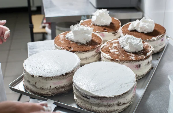 Manuálisan készülnek a sütemények torta — Stock Fotó