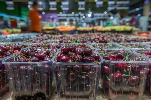 Cerejas maduras na loja — Fotografia de Stock