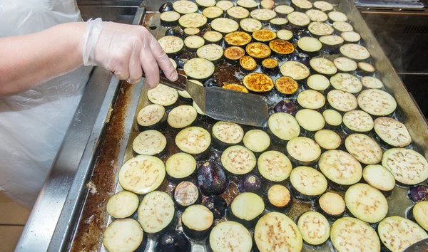 Ring aubergine gebakken in olie op de grill — Stockfoto