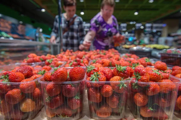 Färska jordgubbar i affären — Stockfoto
