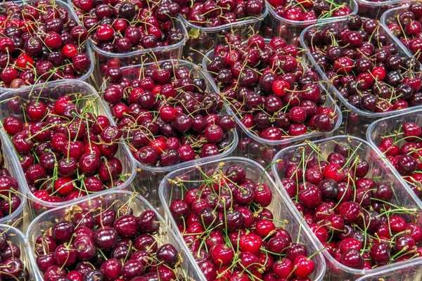 Cerejas maduras na loja — Fotografia de Stock