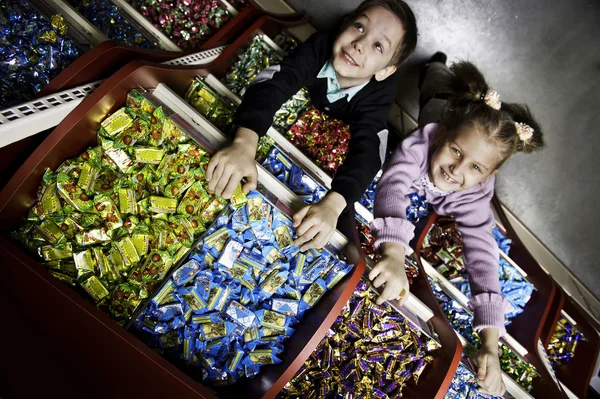 Crianças na confeitaria — Fotografia de Stock