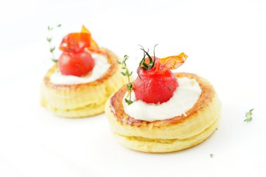 Tartlets peynir ve domates ile