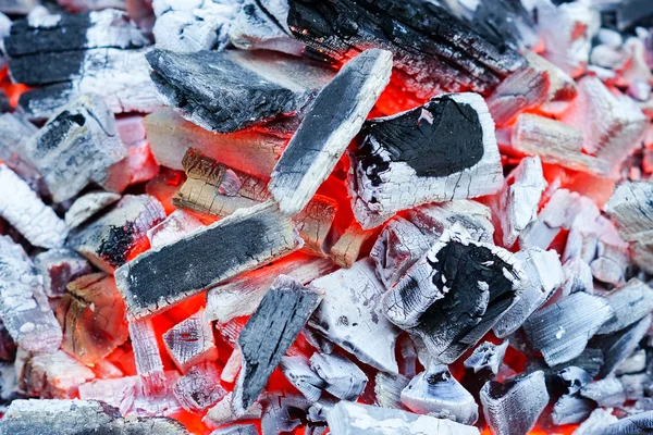 Rode hete brandende kolen Stockfoto