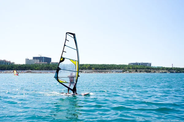 Windsurfer im Anflug lizenzfreie Stockfotos