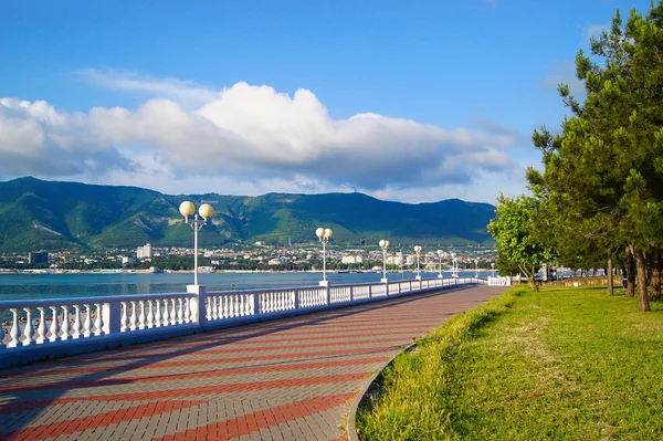 Strandpromenade. Schwarzes Meer. Gelendschik Stockbild