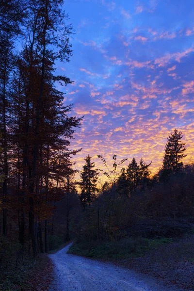 Schöner Abendhimmel Mit Feurigen Gelb Orangen Und Bläulich Violetten Wolken — Stockfoto