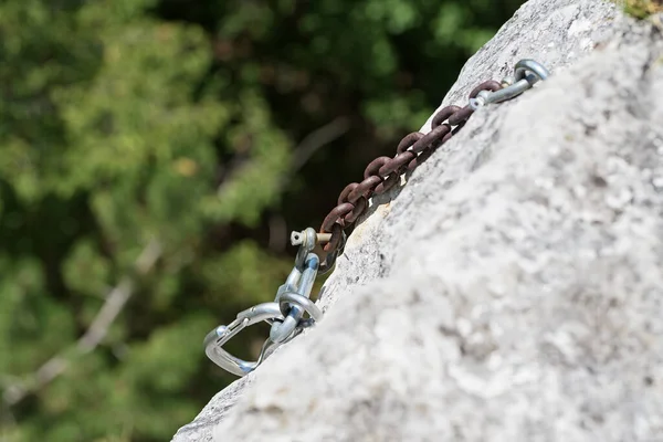 Lezení Karabiny Zrezivělém Ocelovém Řetězu Připevněném Skále Nad Propastí Horolezectví — Stock fotografie