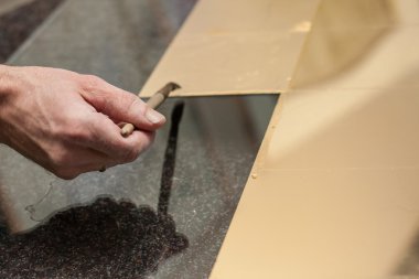 altın yaprak parçaları camına