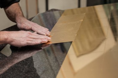 altın yaprak parçaları camına