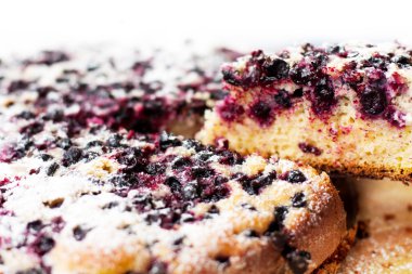 Ahşap masa üzerinde yaban mersini ile lezzetli pasta