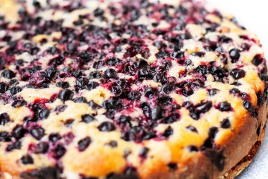 Ahşap masa üzerinde yaban mersini ile lezzetli pasta