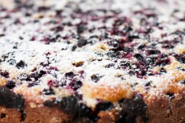 Ahşap masa üzerinde yaban mersini ile lezzetli pasta