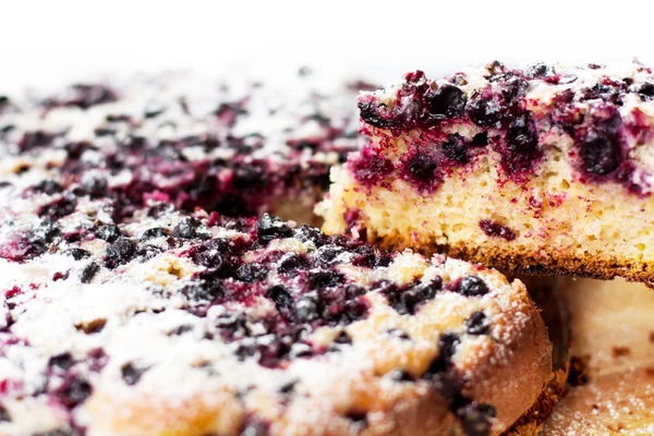 Torta saporita con mirtilli sul tavolo di legno — Foto Stock